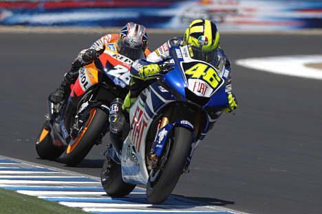 Valentino Rossi kørte sin Fiat Yamaha ind på 4.pladsen i USA og bevarer 2.pladsen i VM-kampen.